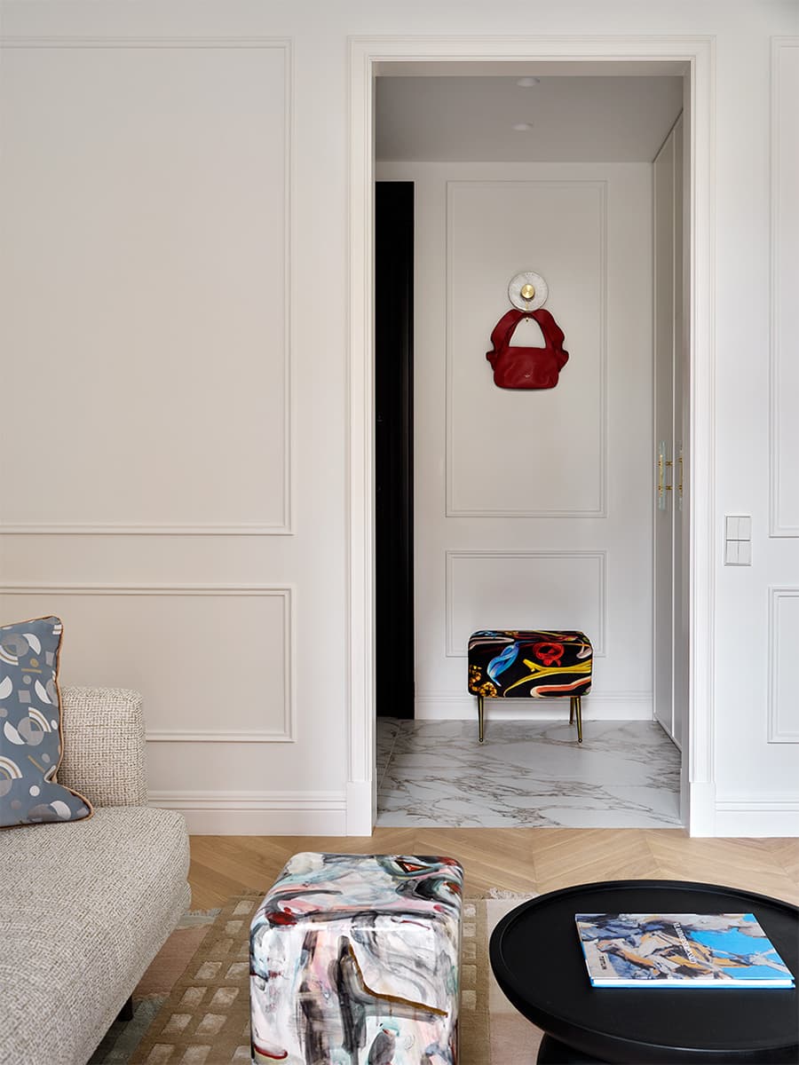 Квартира в клубном доме с молдингами, лепниной и декоративным камином – проект Elements Design Studio