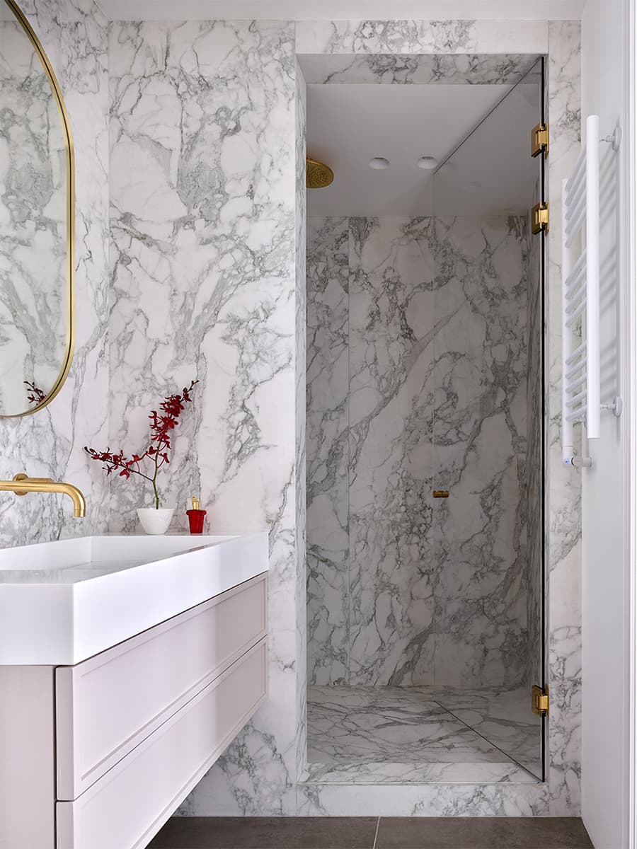 Квартира в клубном доме с молдингами, лепниной и декоративным камином – проект Elements Design Studio