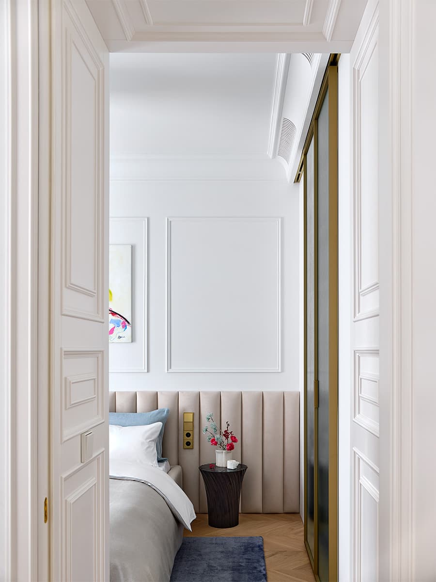 Квартира в клубном доме с молдингами, лепниной и декоративным камином – проект Elements Design Studio