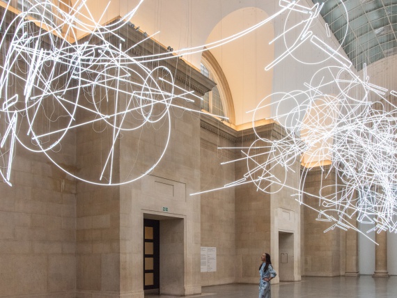 ​Серит Вин Эванс украсил потолки Tate неоновой инсталляцией