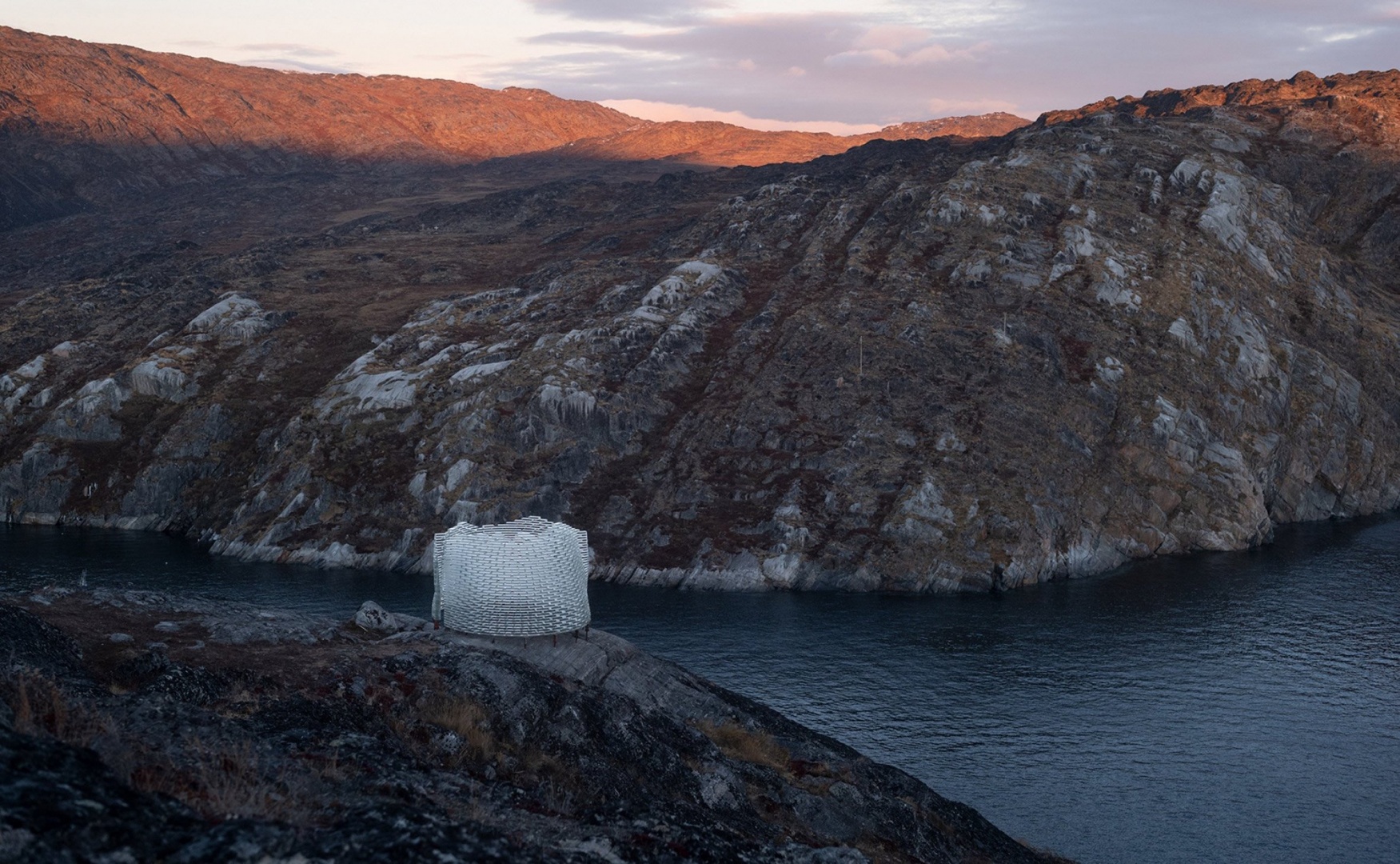 Студия Konstantin Arkitekter построила стеклянный павильон в Гренландии