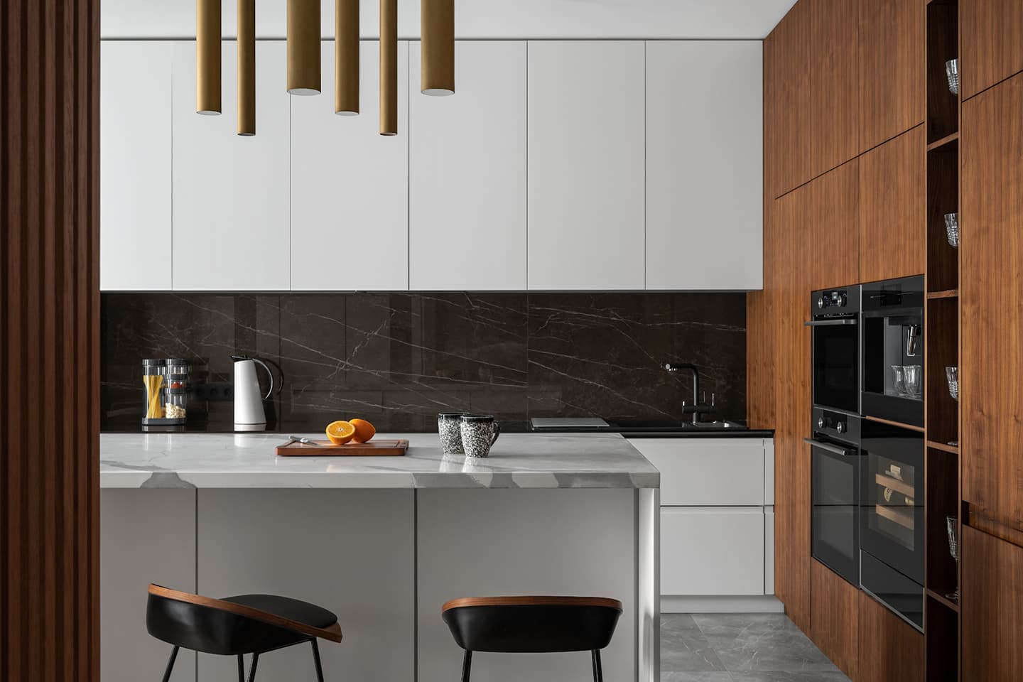 Оранжевые акценты и многообразие фактур в интерьере московской квартиры – проект Виктории Веселовой