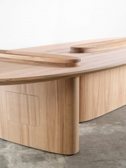 Архитекторы студии Snøhetta сделали стол из подводной древесины