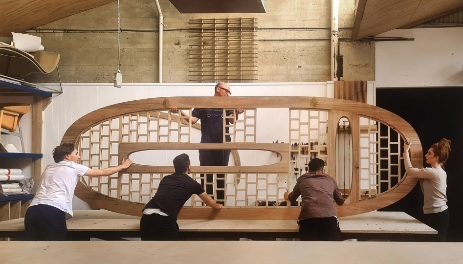 Архитекторы студии Snøhetta сделали стол из подводной древесины