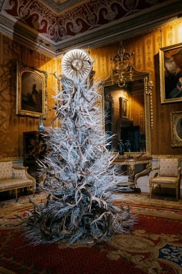 В Harewood House открылась выставка самых необычных рождественских елей