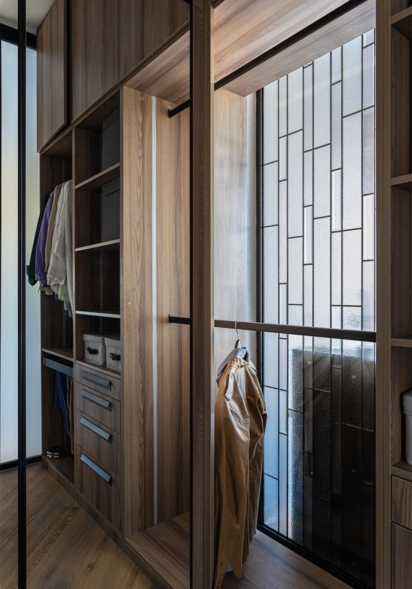 Функциональный интерьер квартиры с панорамным видом на реку – проект ELF Interior