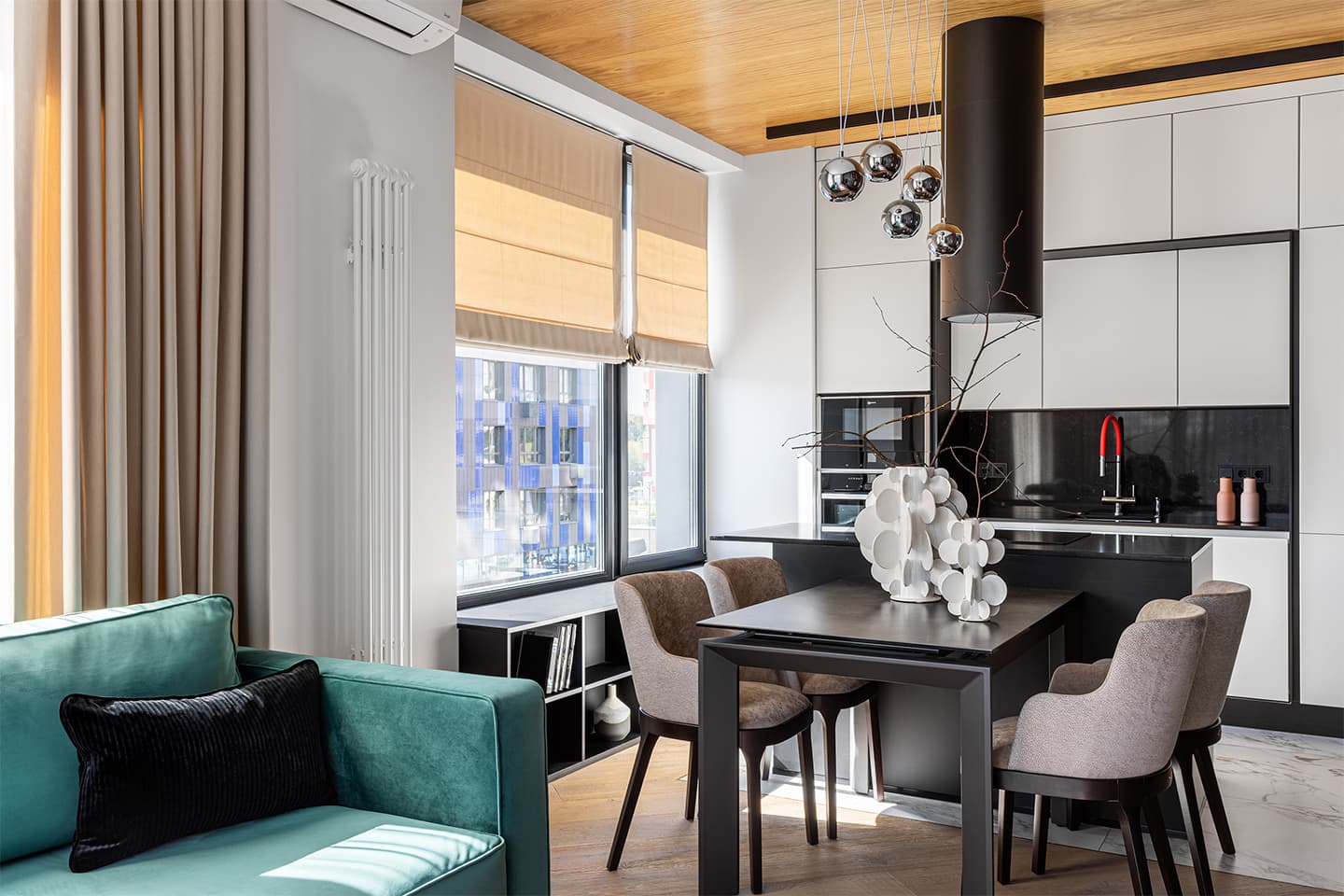 Функциональный интерьер квартиры с панорамным видом на реку – проект ELF Interior