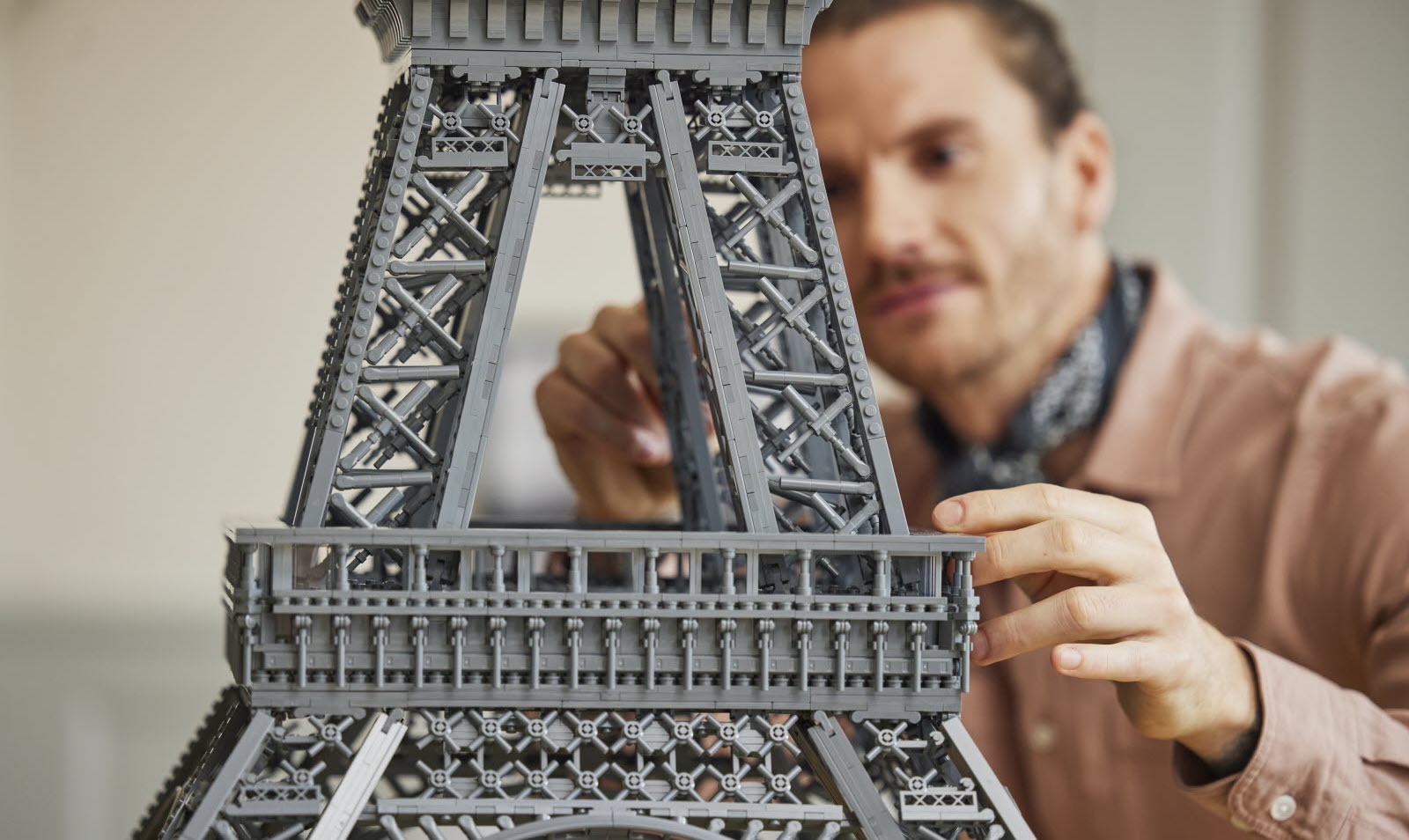 Lego представили модель Эйфелевой башни высотой больше метра