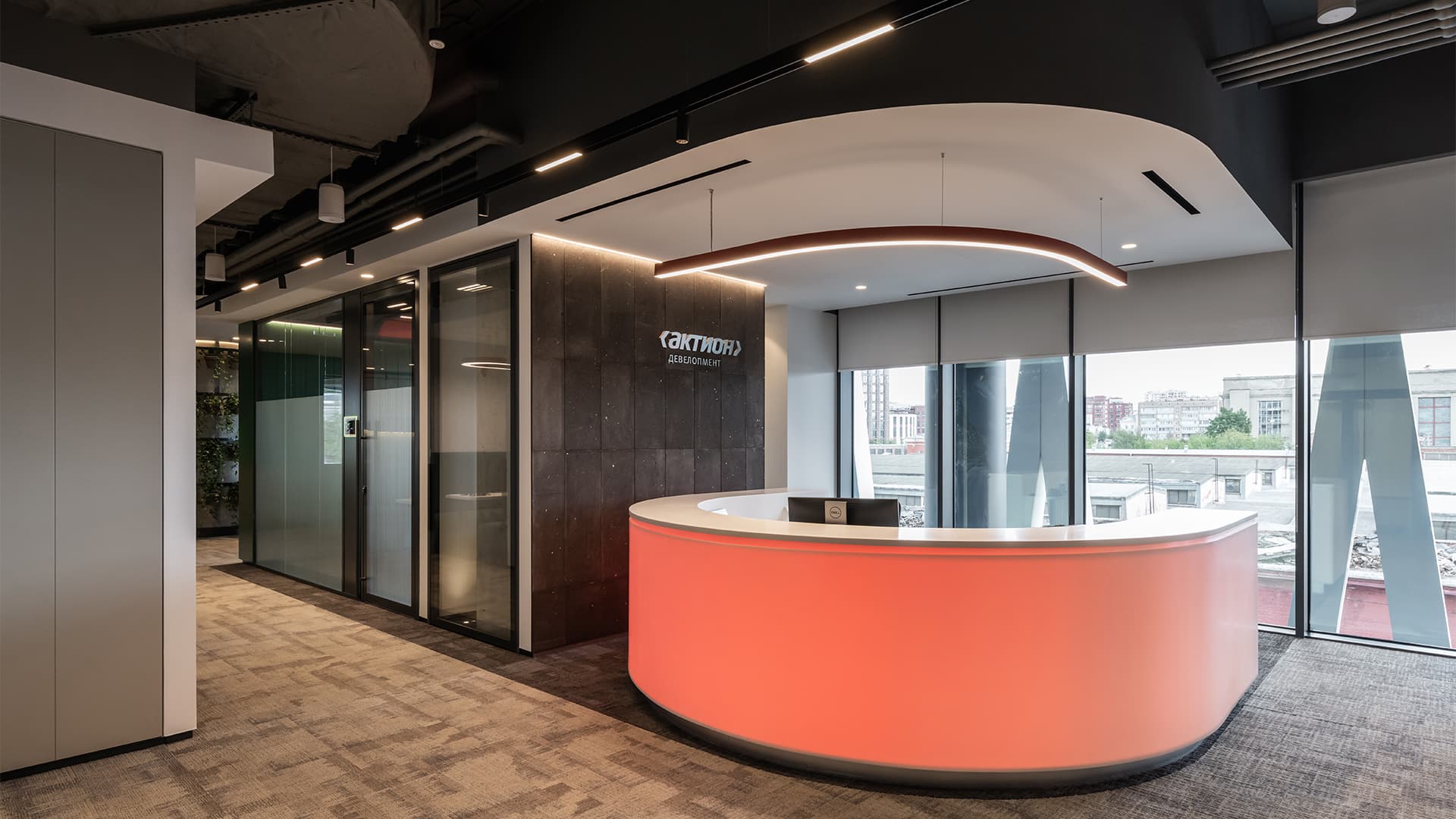 Свежая красно-зеленая палитра в интерьере офиса строительной компании – проект бюро T+T Architects