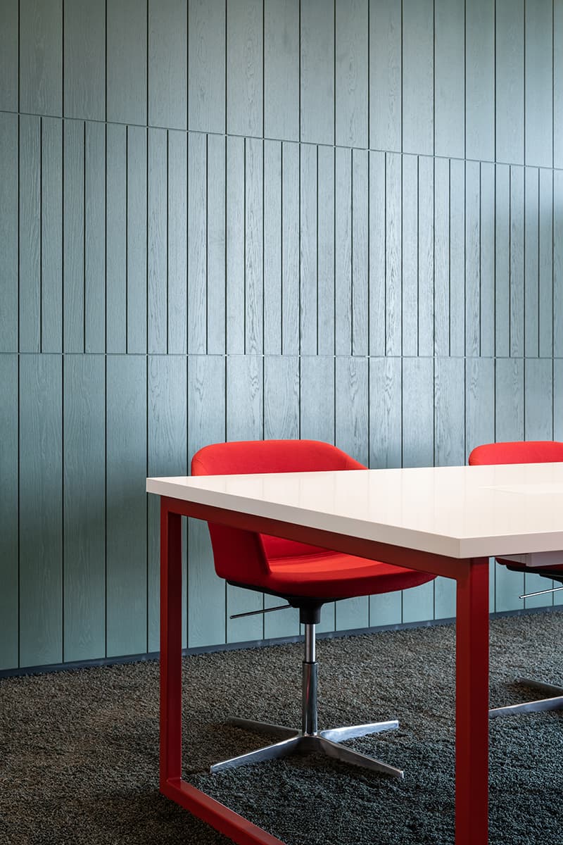 Свежая красно-зеленая палитра в интерьере офиса строительной компании – проект бюро T+T Architects