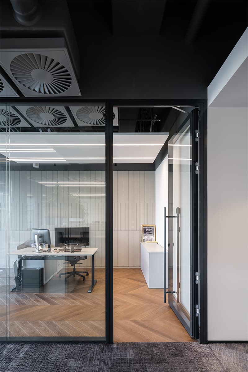 Свежая красно-зеленая палитра в интерьере офиса строительной компании – проект бюро T+T Architects