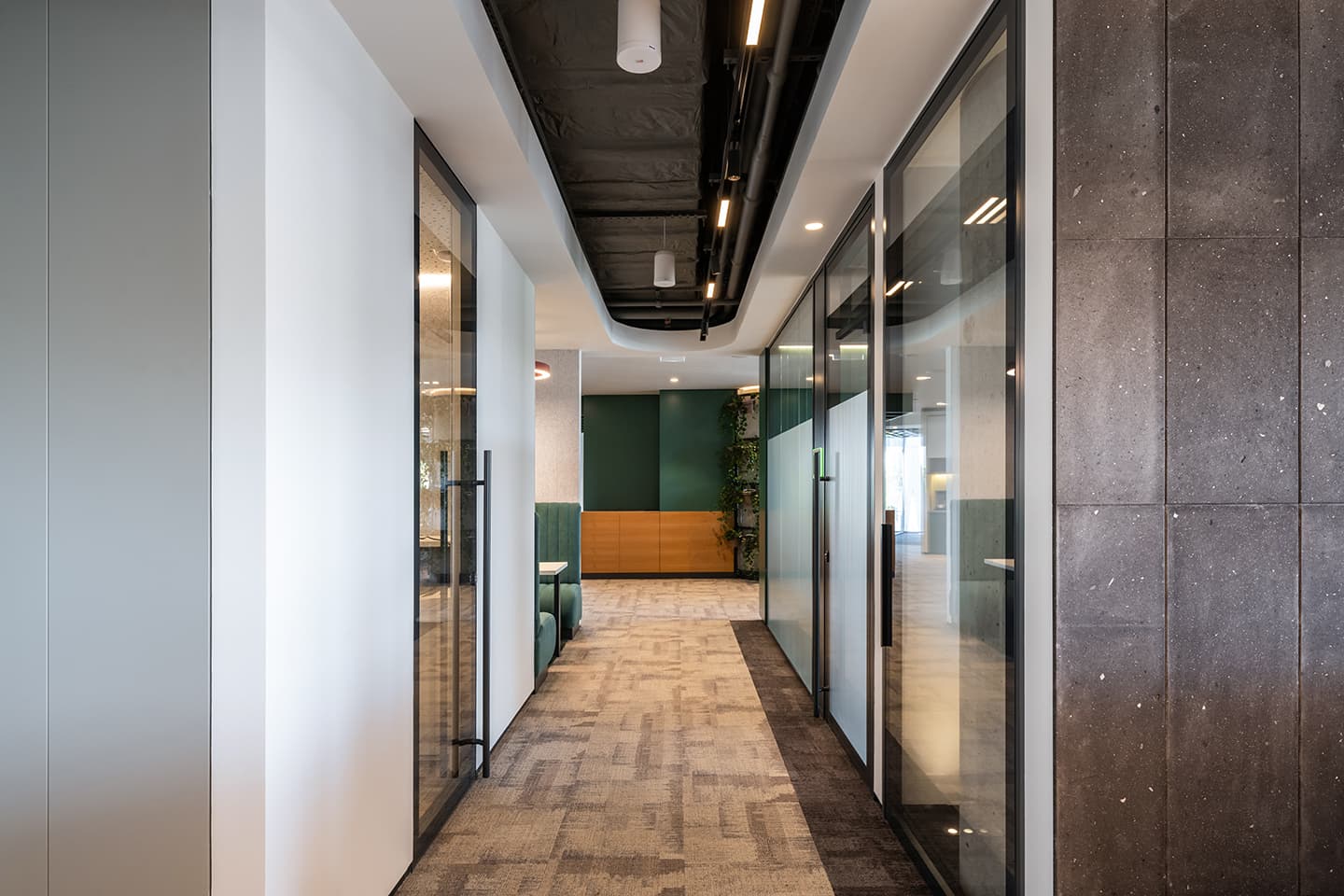 Свежая красно-зеленая палитра в интерьере офиса строительной компании – проект бюро T+T Architects