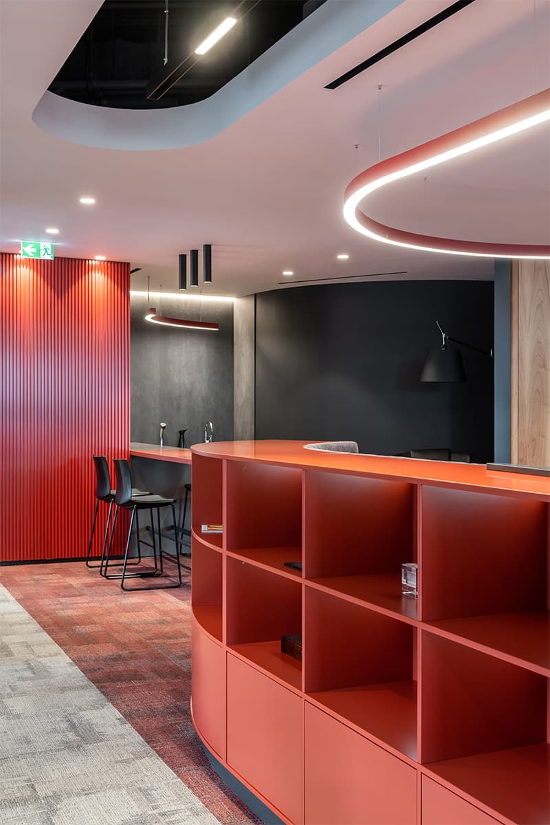 Свежая красно-зеленая палитра в интерьере офиса строительной компании – проект бюро T+T Architects