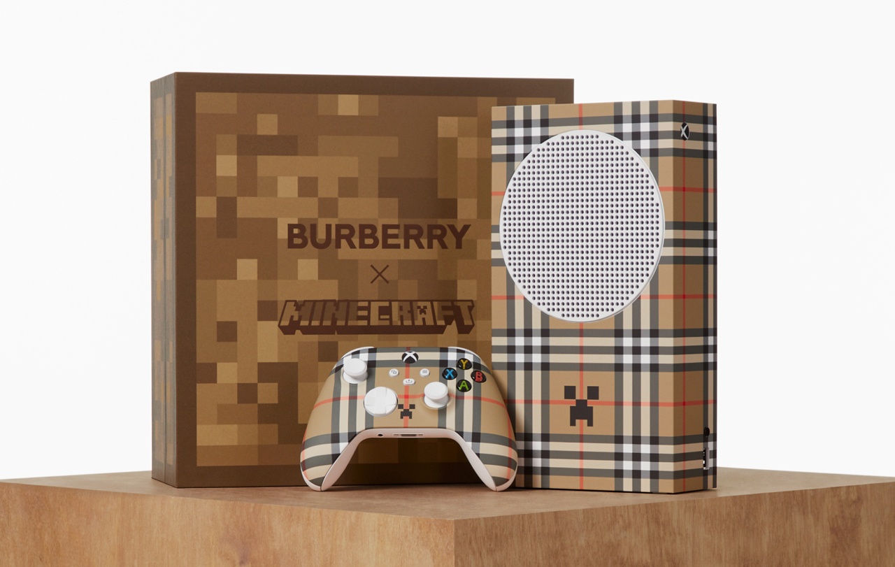 Burberry и Minecraft разработали специальный дизайн приставки Xbox
