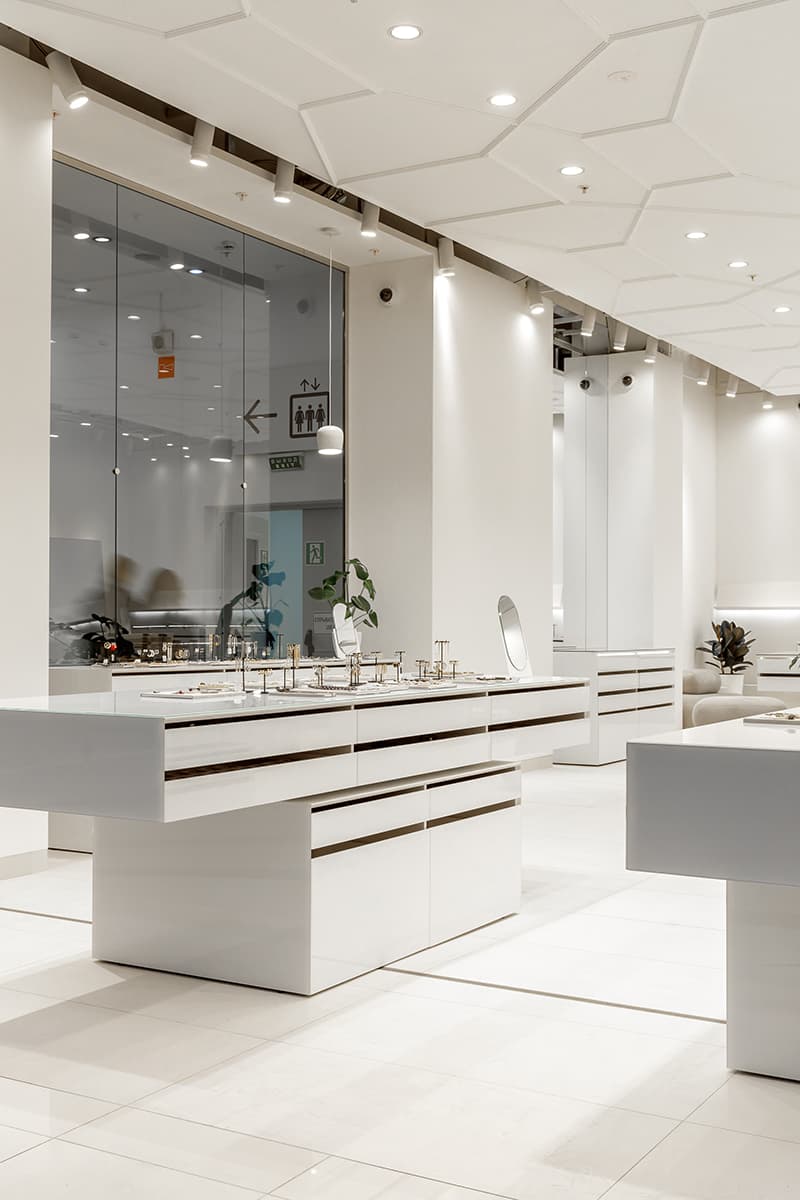 Белоснежный интерьер для модного магазина украшений – проект бюро Синица и Насти Колчиной