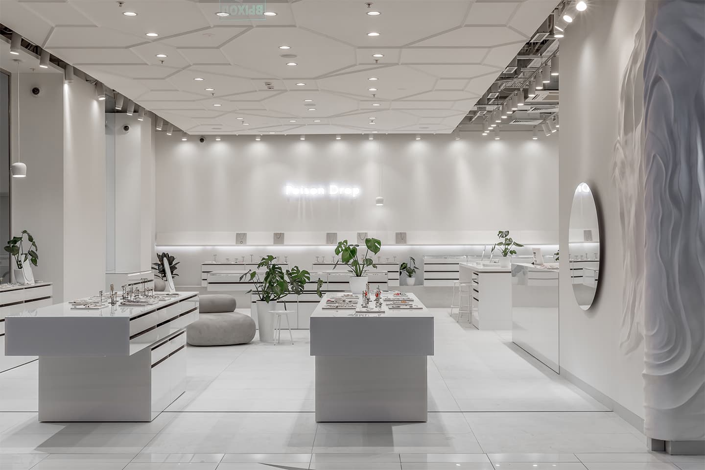 Белоснежный интерьер для модного магазина украшений – проект бюро Синица и Насти Колчиной