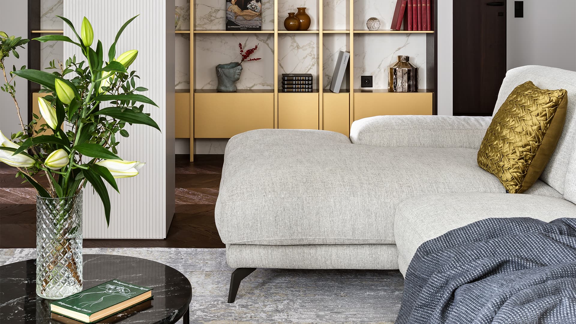 Строгий интерьер сложной квартиры с люксовыми предметами мебели – проект Famenka Design