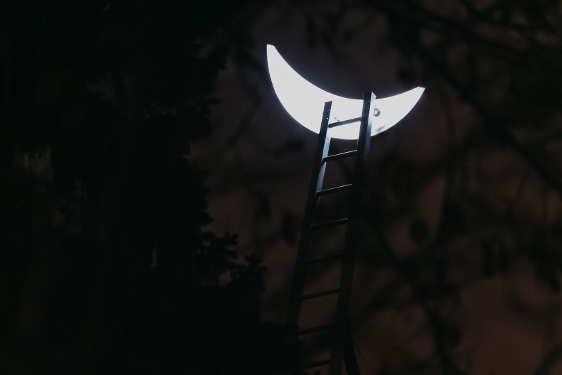 В столице установили арт-объект Леонида Тишкова «Лестница на Луну»
