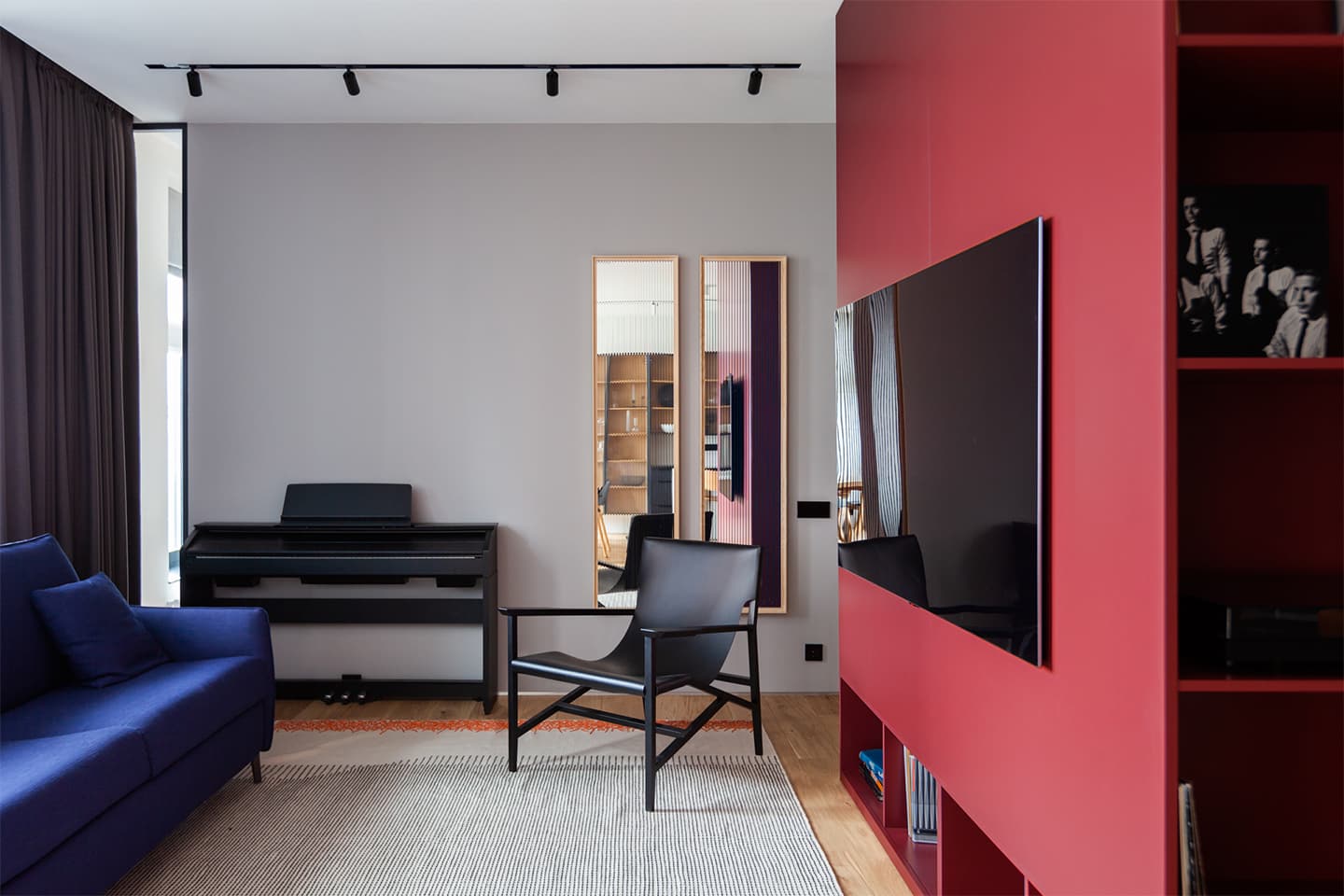 Интерьер семейной квартиры с необычными сценариями движения – проект бюро Snegiri Architects