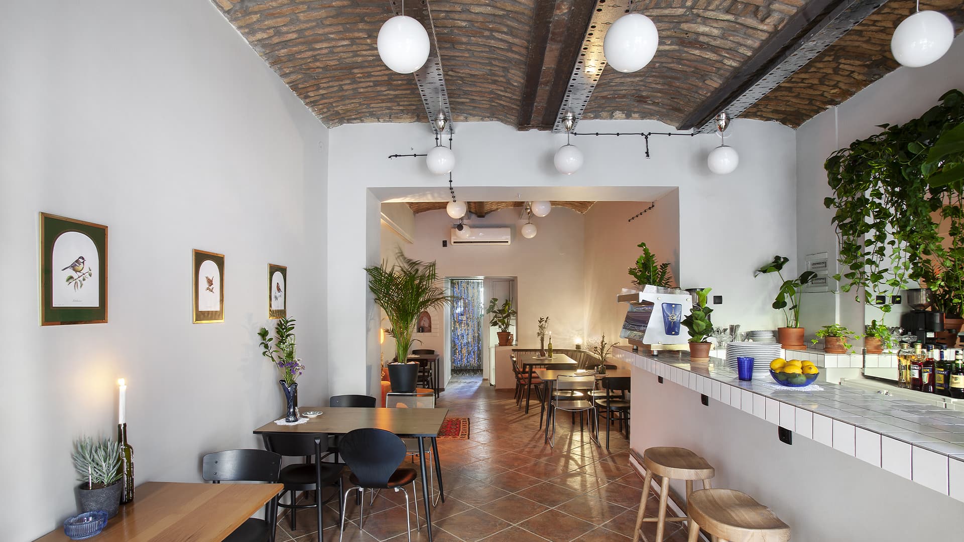 По-домашнему уютный интерьер кафе в Белграде – проект FREYA Architects