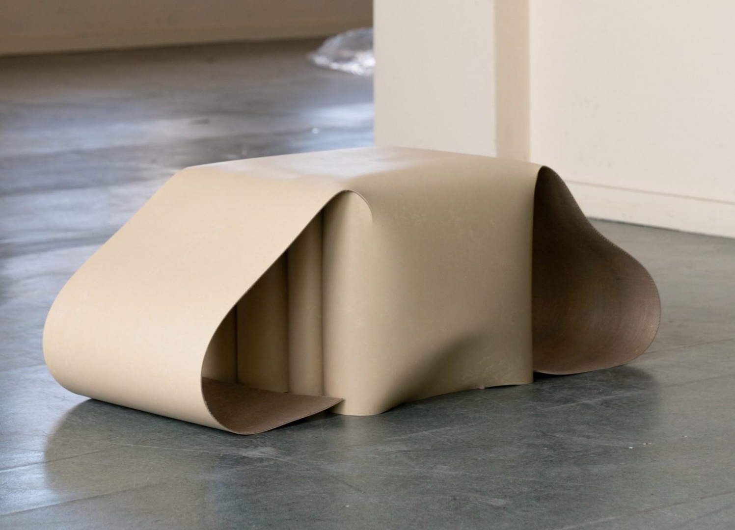 Выпускница Академии дизайна в Эйндховене сделала мебель из линолеума