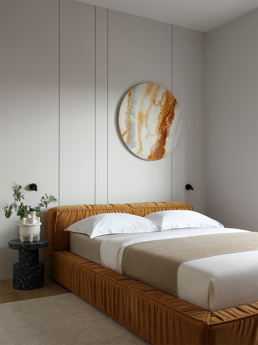 Контрастный интерьер с архитектурным зонированием для любителей путешествий – проект студии A&ES