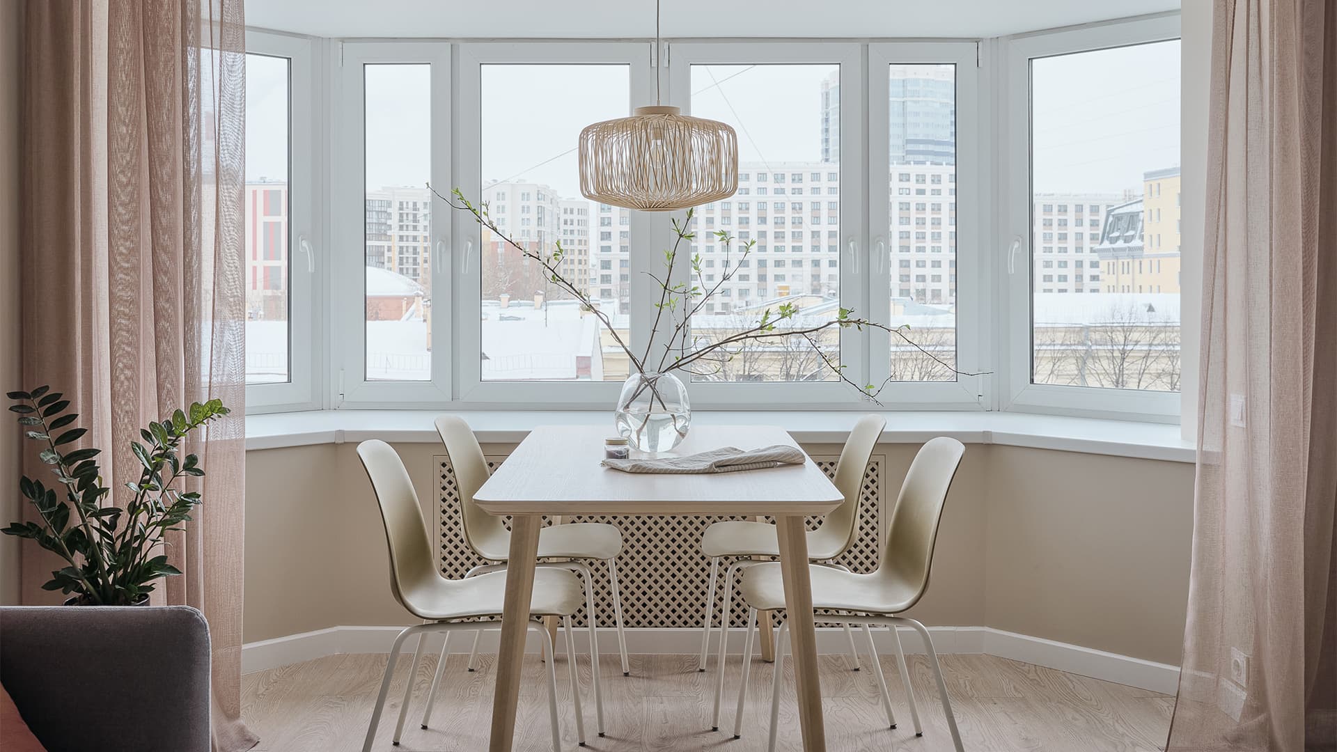 Светлый интерьер квартиры для сдачи в аренду с оливковыми и горчичными акцентами – проект LIVET Architects