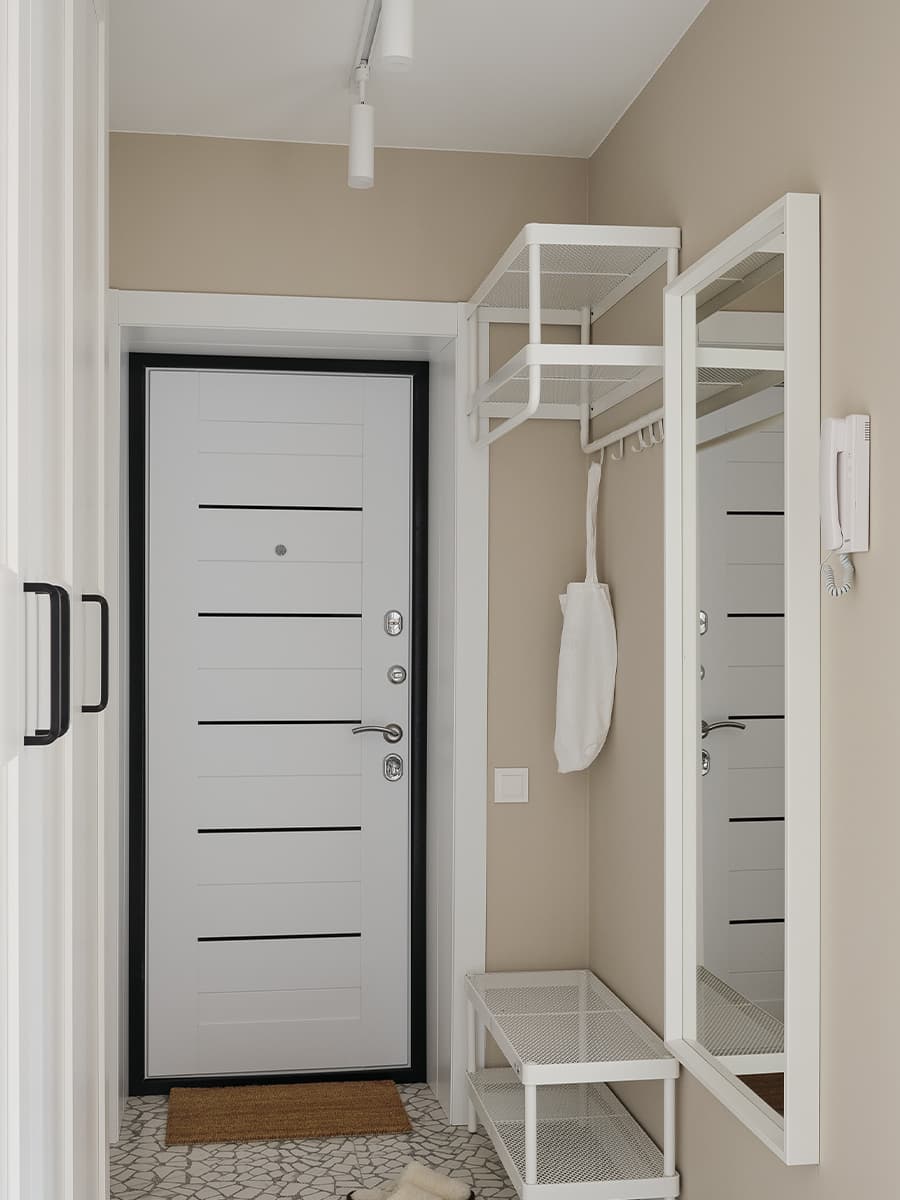 Светлый интерьер квартиры для сдачи в аренду с оливковыми и горчичными акцентами – проект LIVET Architects