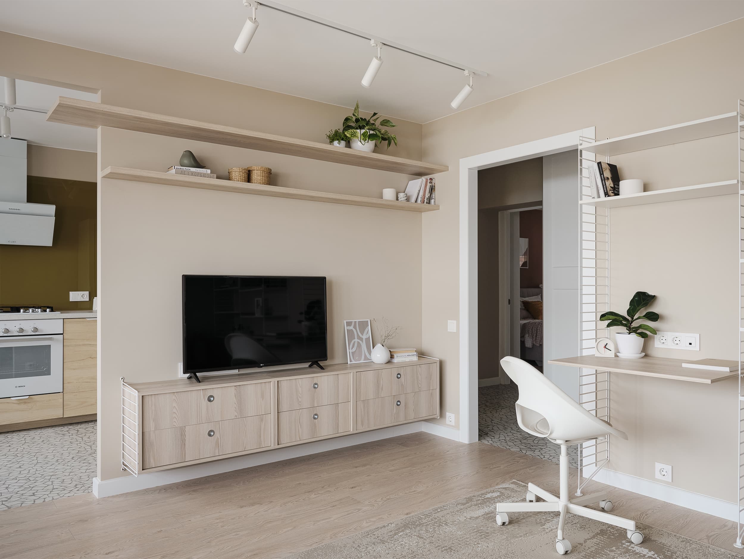 Светлый интерьер квартиры для сдачи в аренду с оливковыми и горчичными акцентами – проект LIVET Architects