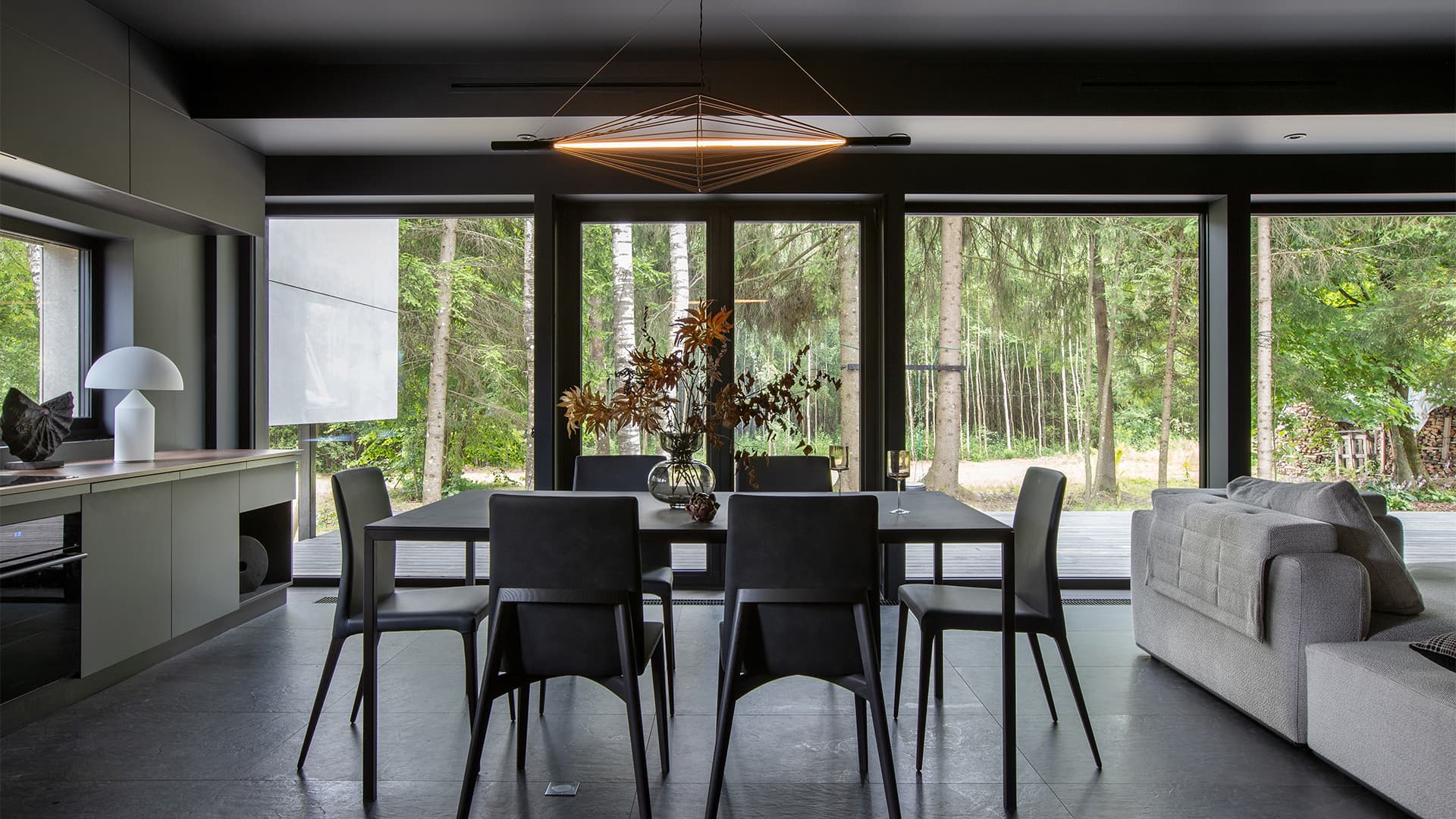 Total black интерьер для просторного загородного дома – проект ZROBIM architects