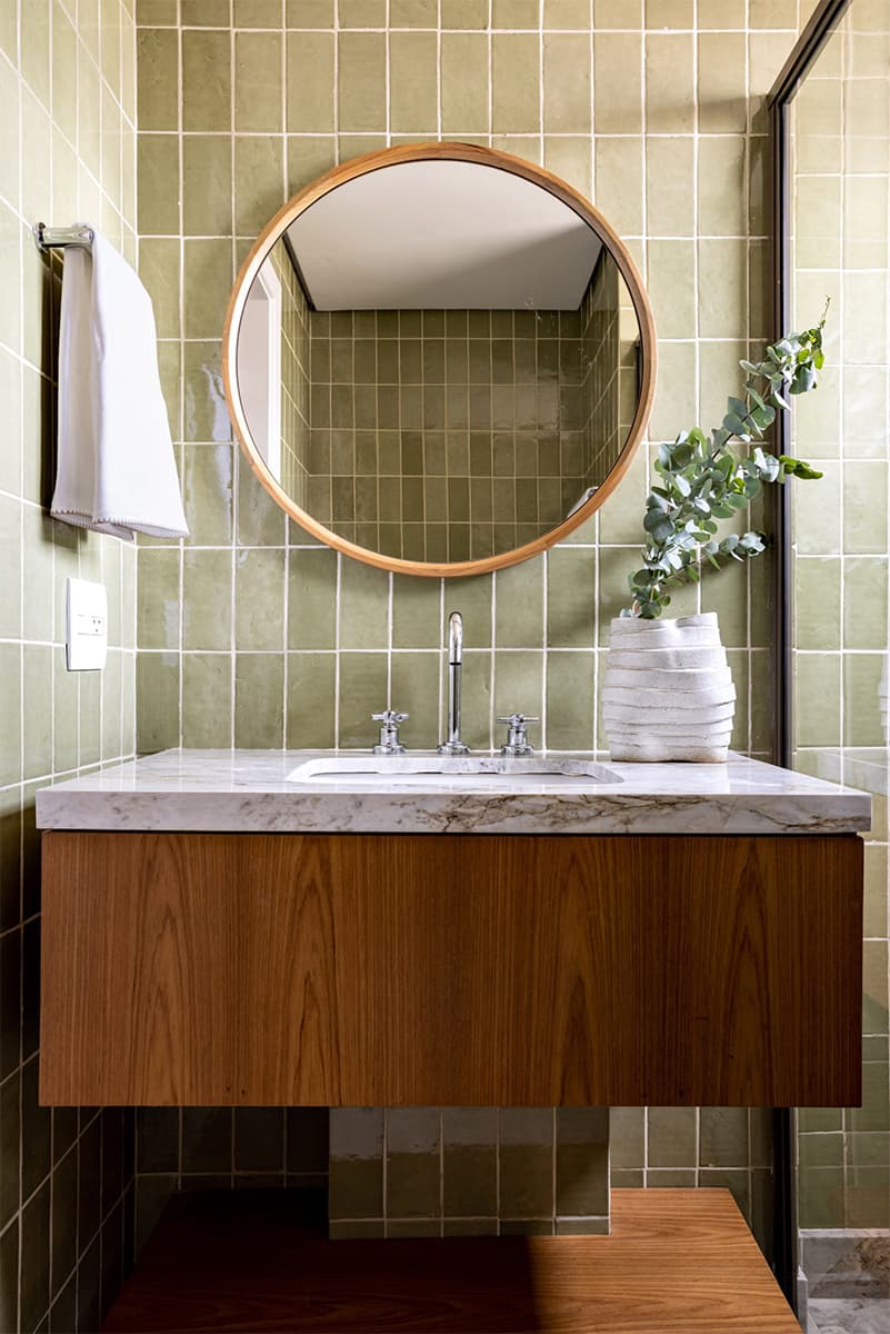 Ломаные линии, стекло и предметы искусства в интерьере бразильского пентхауса – проект Memola Estudio