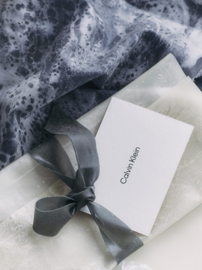 Natural Material Studio сделала экологичную подарочную упаковку для Calvin Klein