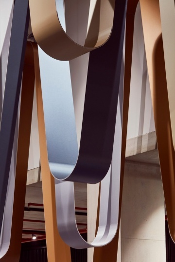 Инсталляция Пола Кокседжа преобразила бизнес-центр в Лондоне