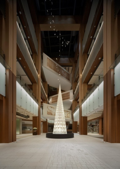 Студия Nendo сделала елку для торгового центра в Токио