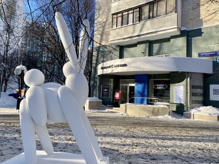 У московской галереи «Беляево» появился арт-объект художника Тёмы Слюева