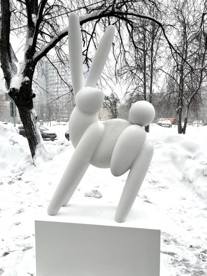 У московской галереи «Беляево» появился арт-объект художника Тёмы Слюева