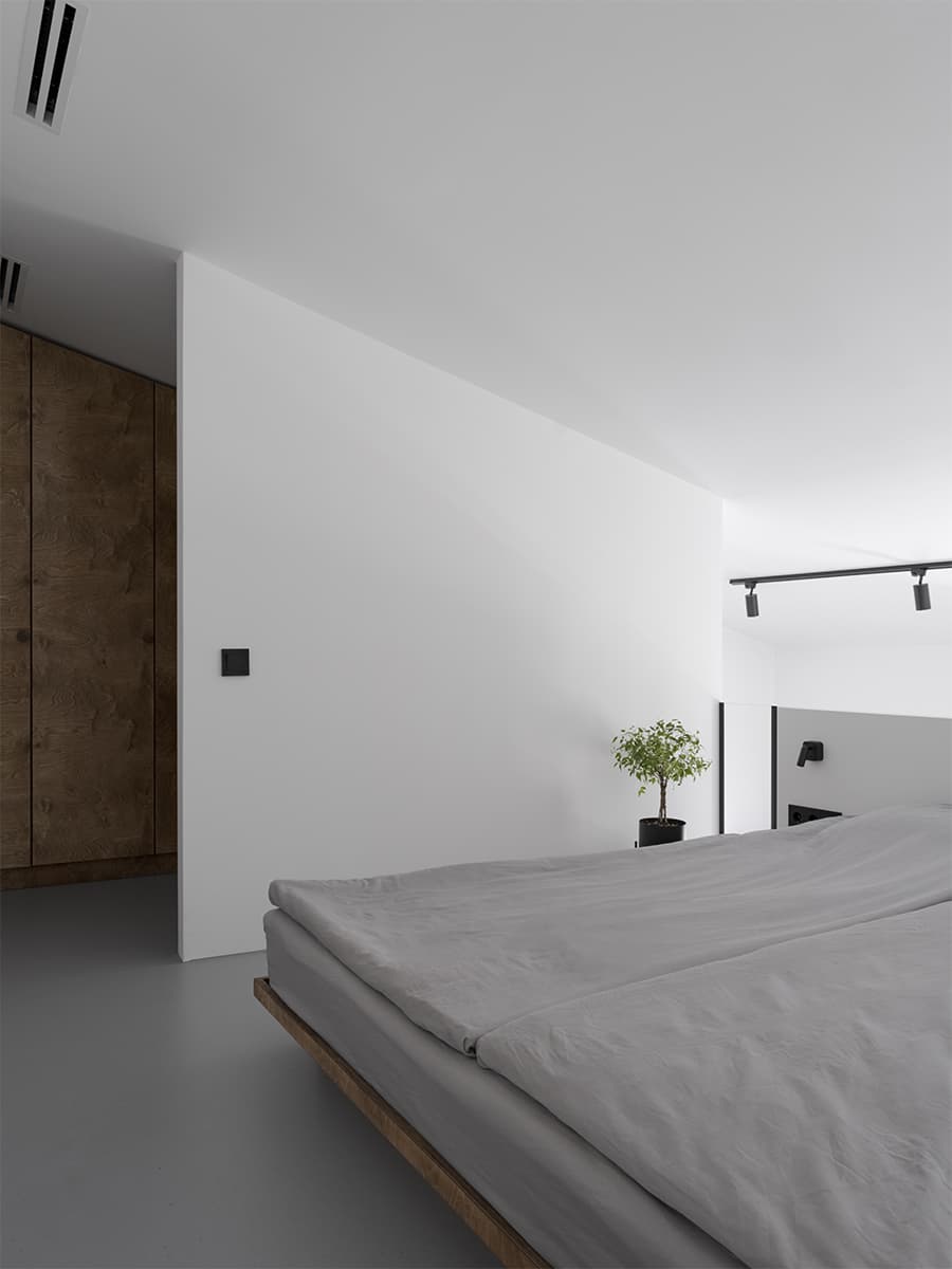 Единство цвета в интерьере квартиры с наклонным потолком – проект Pogodin Rogov Group