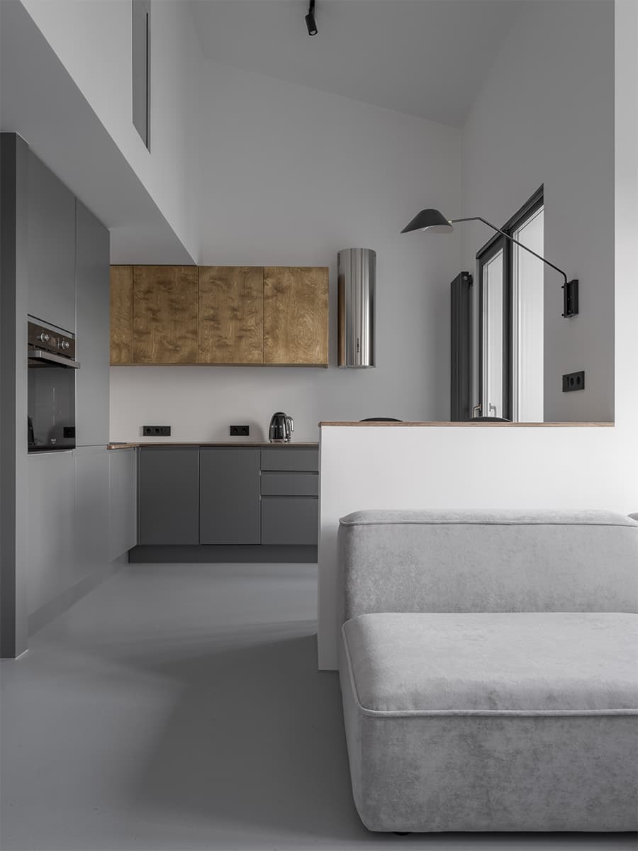 Единство цвета в интерьере квартиры с наклонным потолком – проект Pogodin Rogov Group