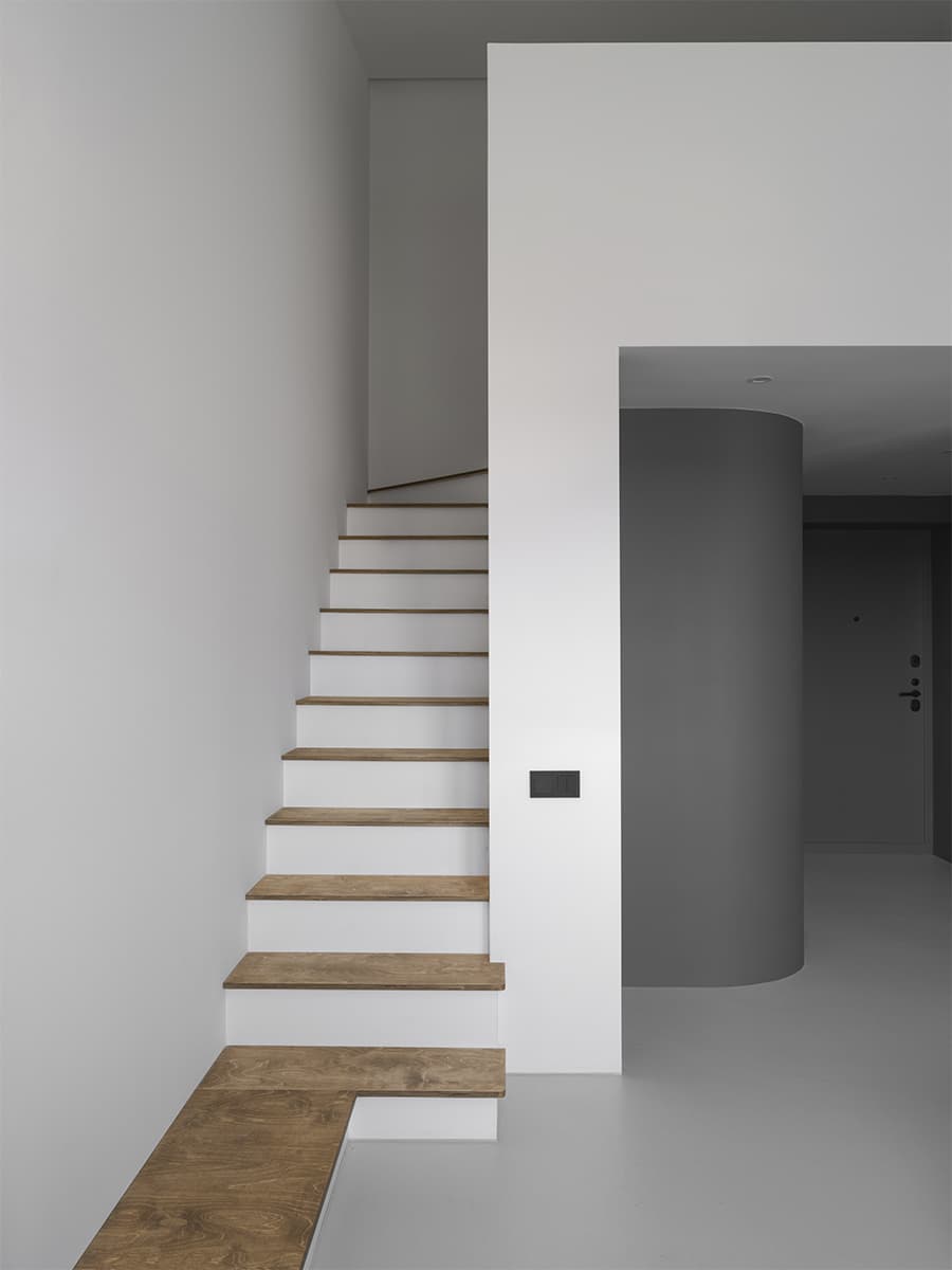 Единство цвета в интерьере квартиры с наклонным потолком – проект Pogodin Rogov Group