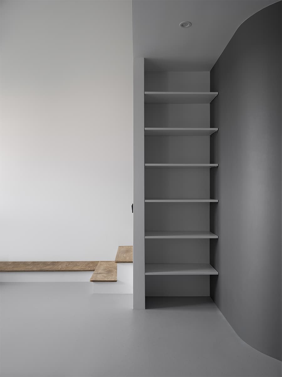 Единство цвета в интерьере квартиры с наклонным потолком – проект Pogodin Rogov Group