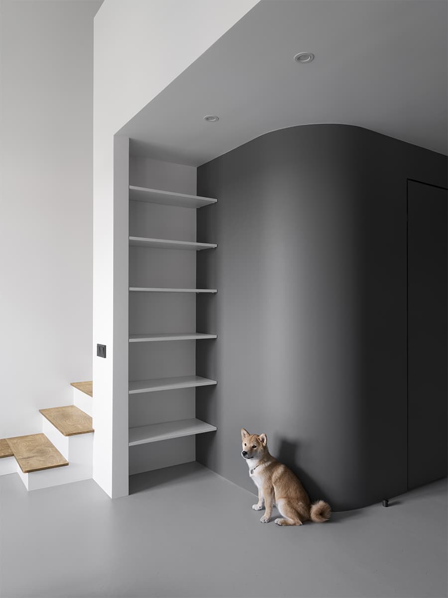 Единство цвета в интерьере квартиры с наклонным потолком – проект Pogodin Rogov Group