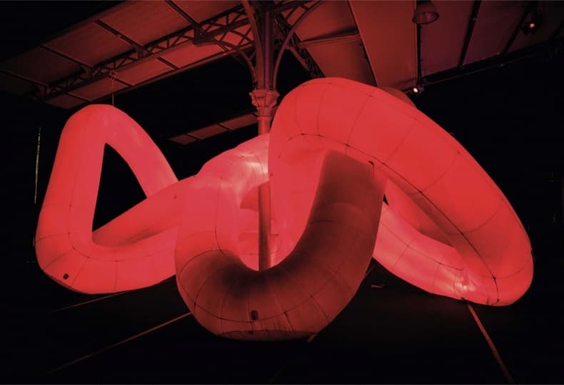 В Милане открылась выставка арт-объектов из воздушных шаров