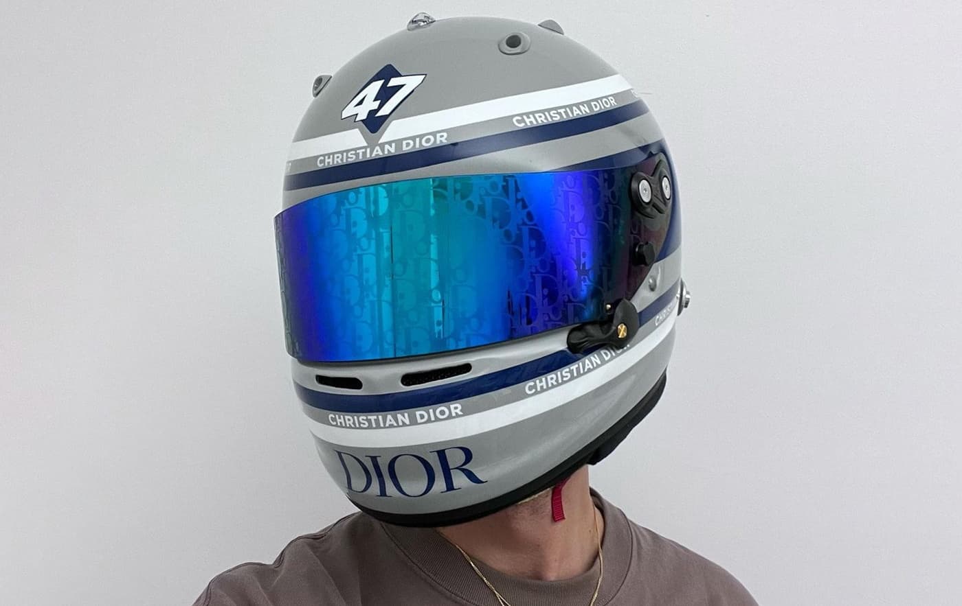 Кастомизированный гоночный шлем Dior, созданный для игры Gran Turismo 7