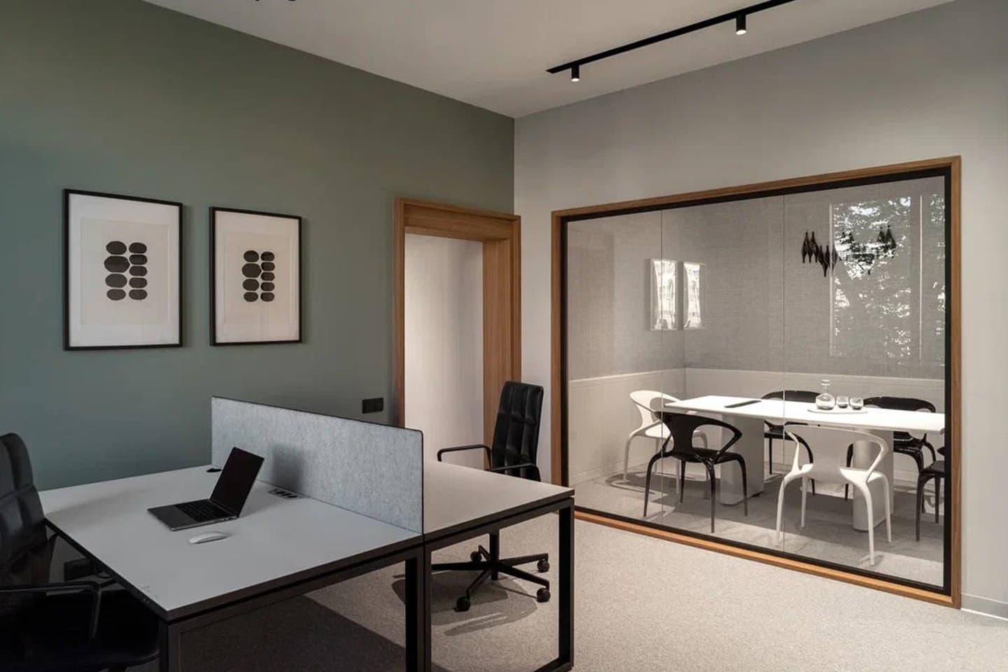 Преображение компактного офиса в центре Екатеринбурга – проект Екатерины Елизаровой