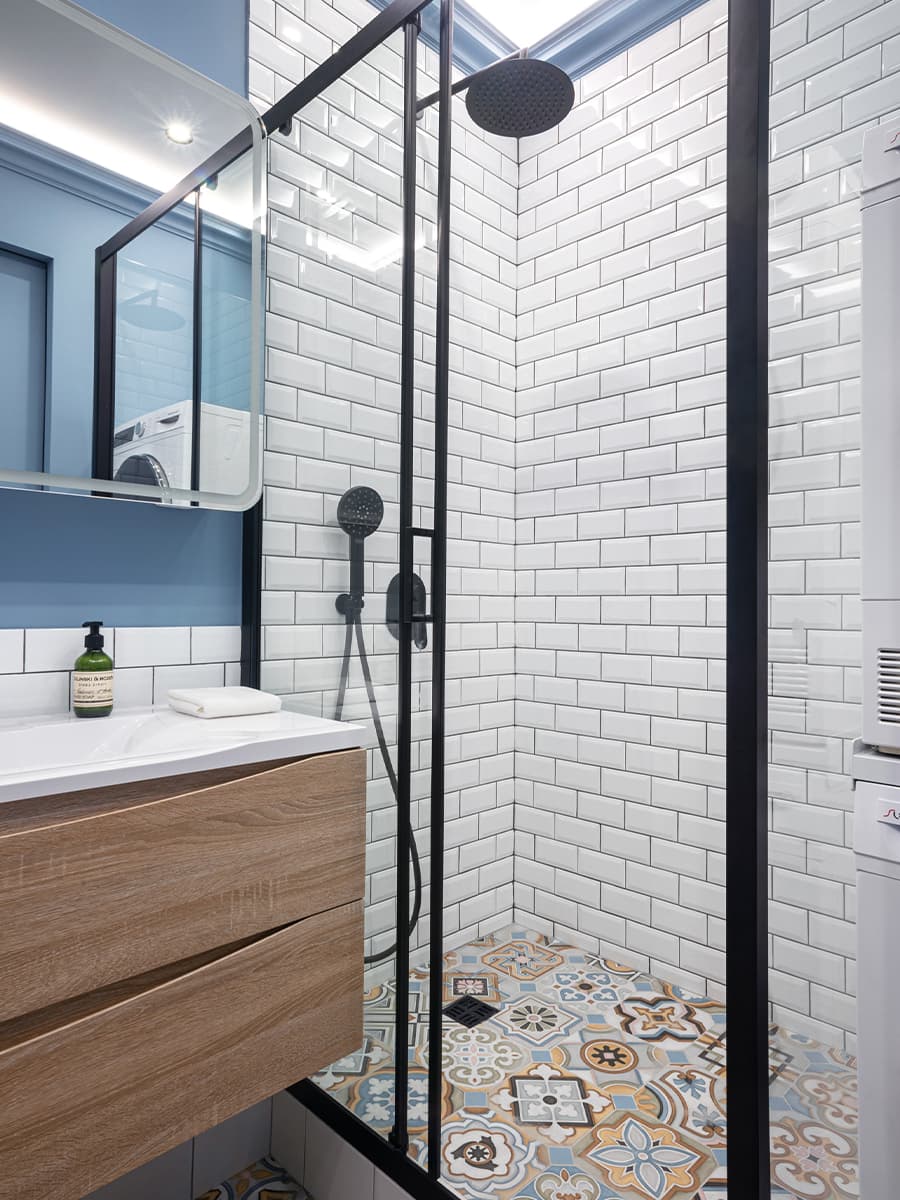 Интерьер компактных апартаментов с яркой ванной комнатой – проект Анны и Дмитрия Коробко