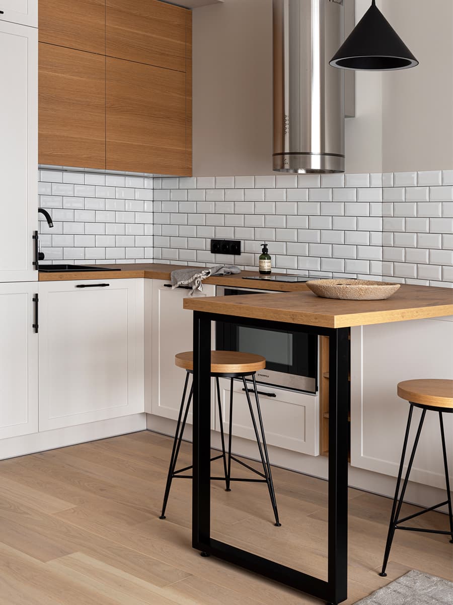 Интерьер компактных апартаментов с яркой ванной комнатой – проект Анны и Дмитрия Коробко