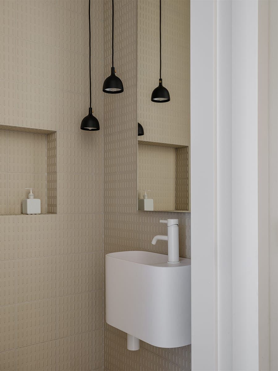 Простота, эргономика и эстетика двух культур в интерьере большой квартиры – проект Architectural Studio RE