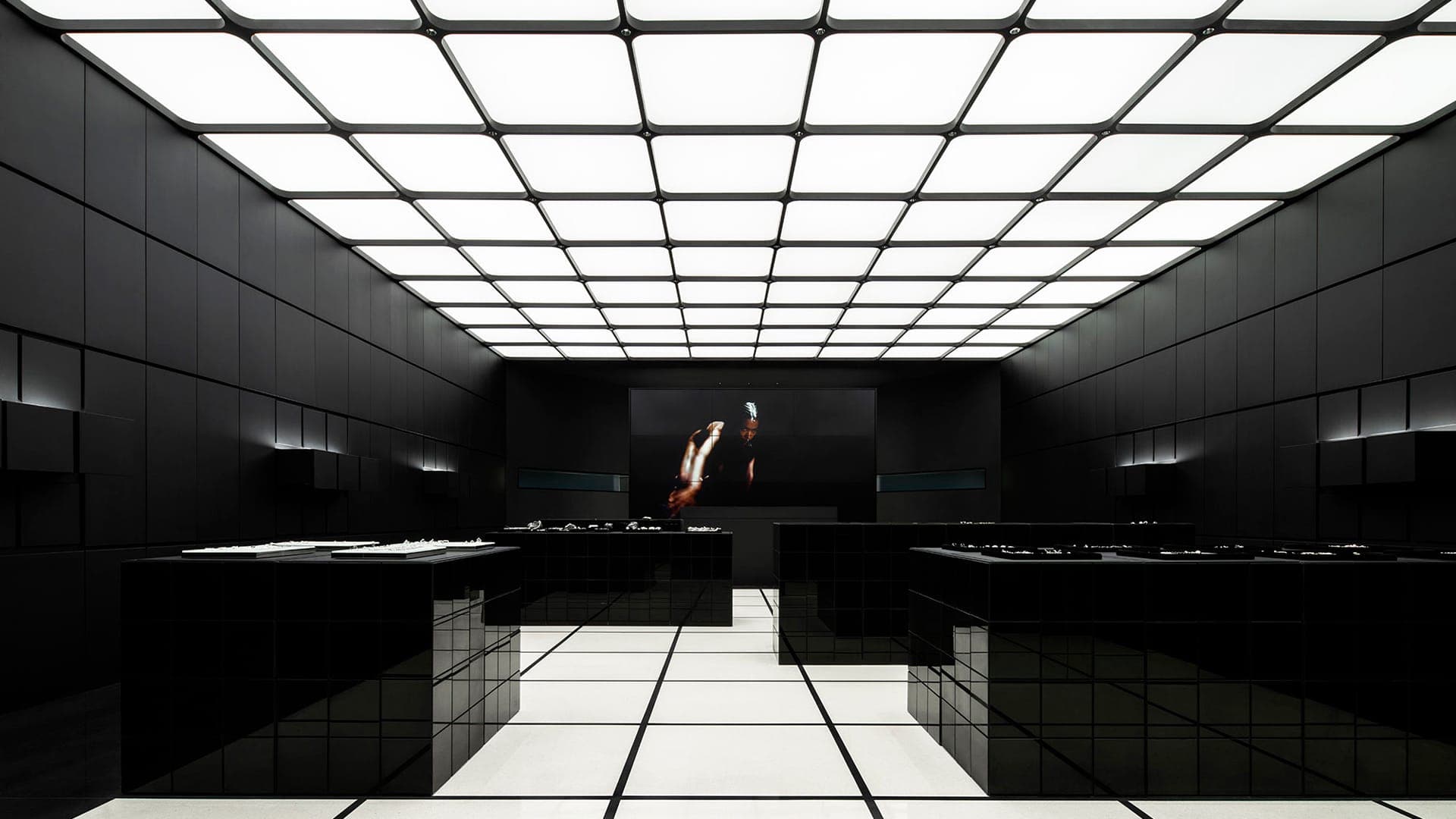 Черно-белая графика в интерьере ювелирного магазина – проект ATMOSPHERE Architects