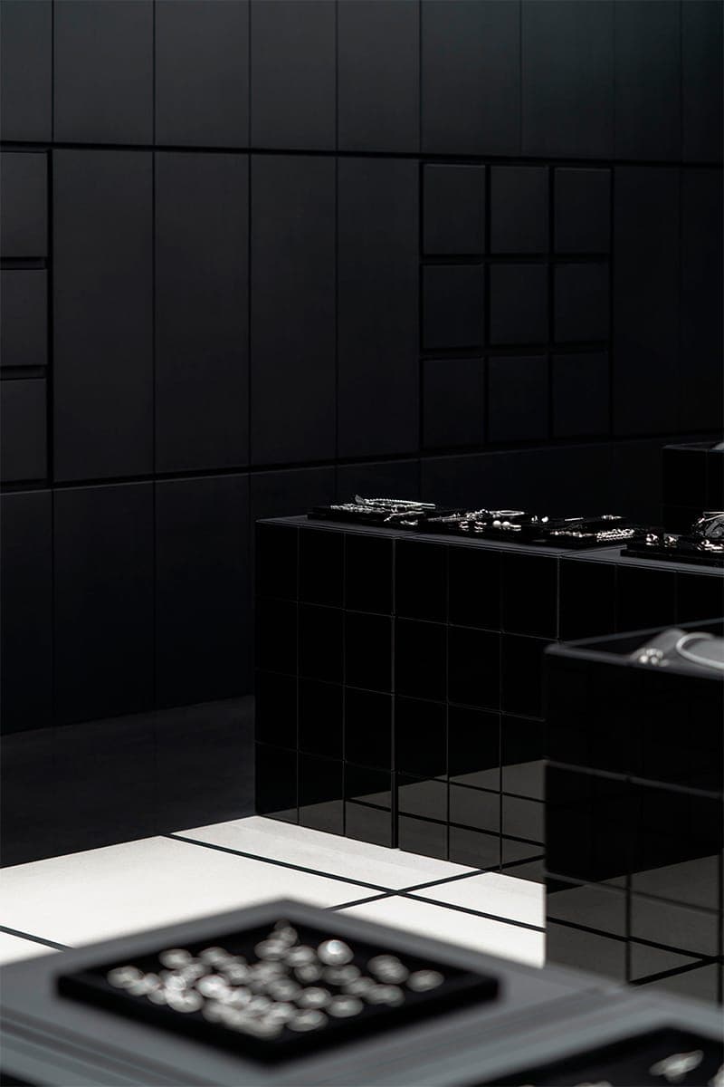 ОЧерно-белая графика в интерьере ювелирного магазина – проект ATMOSPHERE Architects