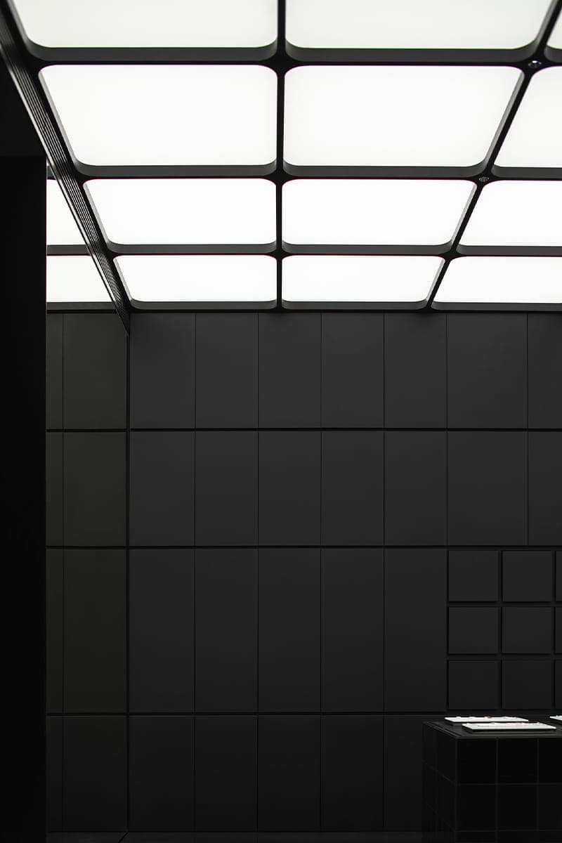 Черно-белая графика в интерьере ювелирного магазина – проект ATMOSPHERE Architects